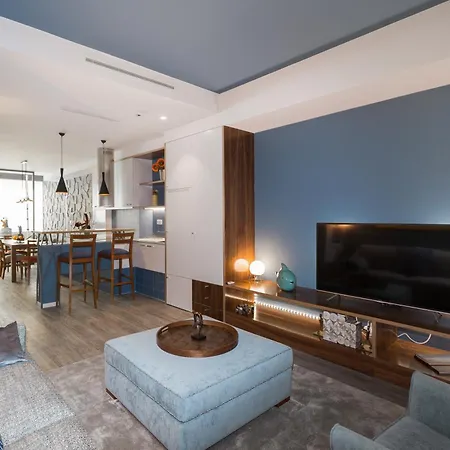 Host Wise - Charming Luxurious Flat With Garage *
