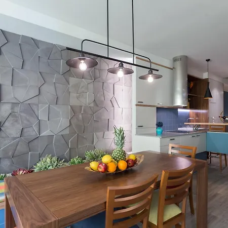 Host Wise - Charming Luxurious Flat With Garage *