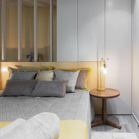 Host Wise - Charming Luxurious Flat With Garage Apartment *