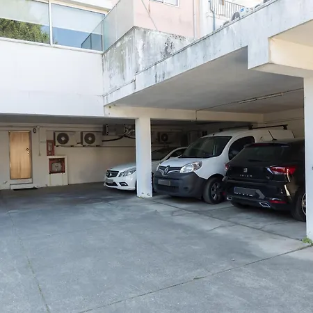 Host Wise - Charming Luxurious Flat With Garage Apartment